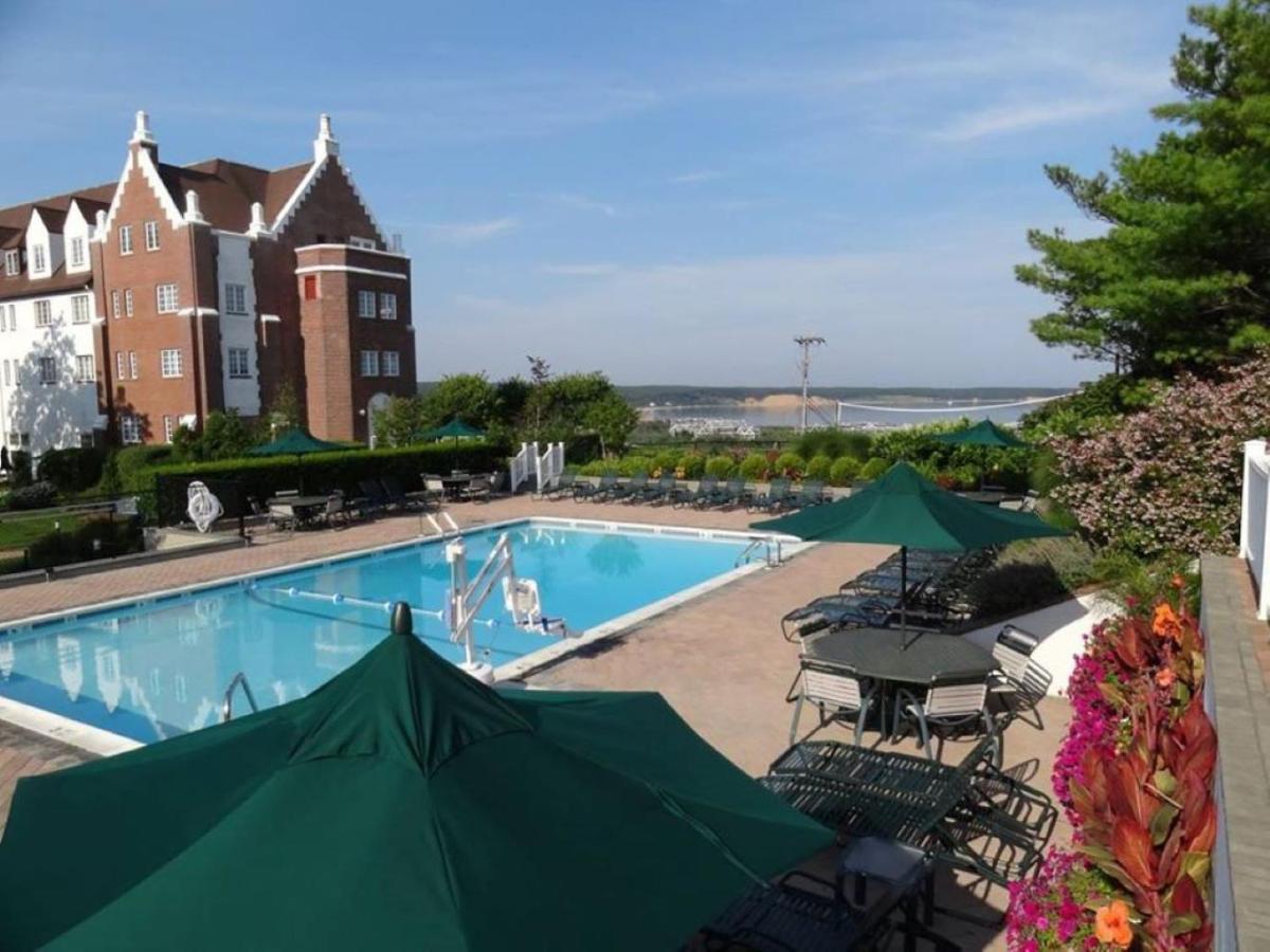 Montauk Manor Hotel Eksteriør billede The pool at the Ocean House