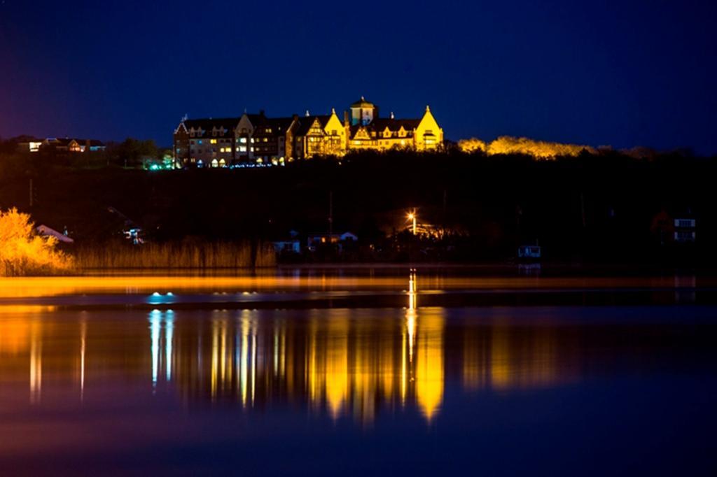Montauk Manor Hotel Eksteriør billede The Ocean House at night