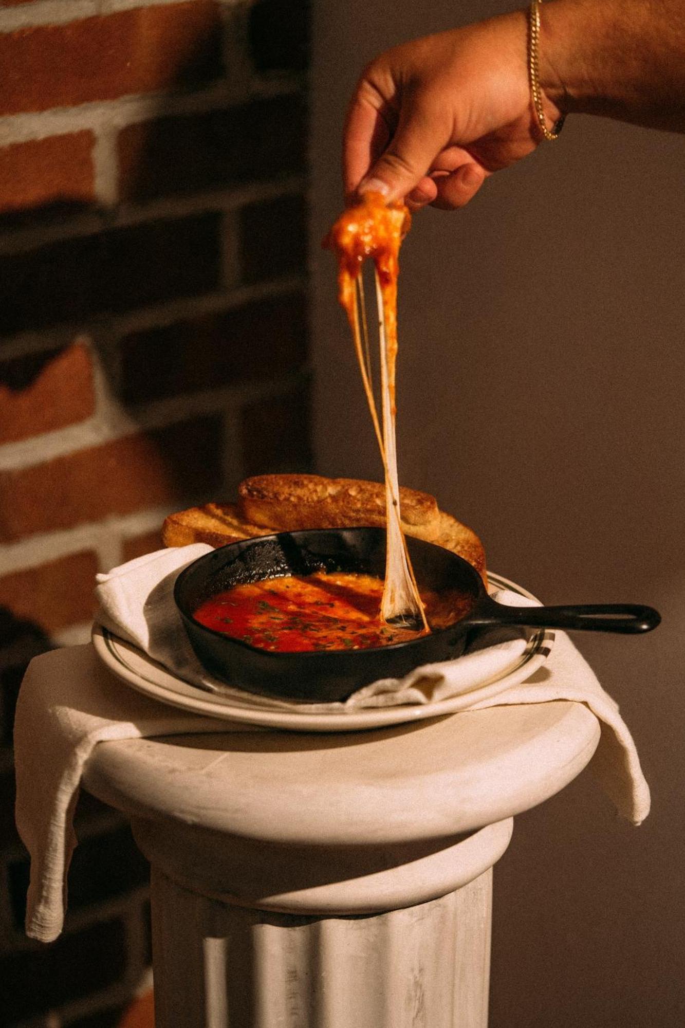 Montauk Manor Hotel Eksteriør billede A cast iron skillet with a handle
