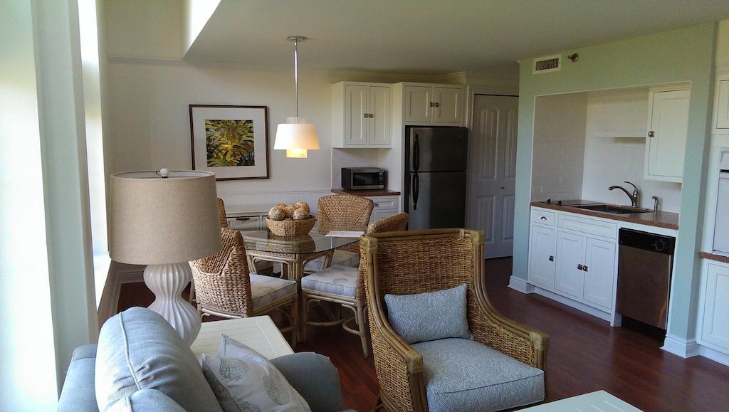 Montauk Manor Hotel Værelse billede A typical interior of a condo at the Ocean Club