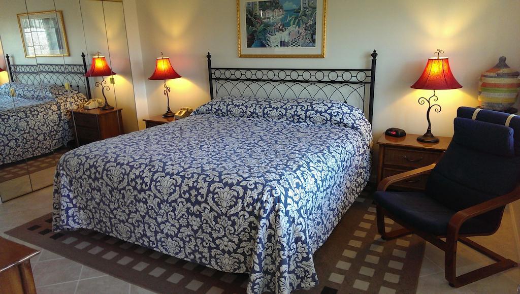 Montauk Manor Hotel Værelse billede A bed with a bedsheet