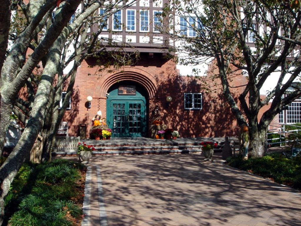 Montauk Manor Hotel Eksteriør billede The entrance to the school