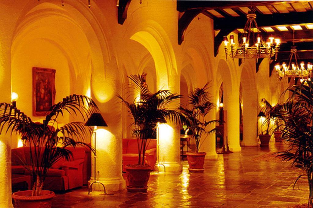 Montauk Manor Hotel Eksteriør billede The lobby of the Hotel del Coronado