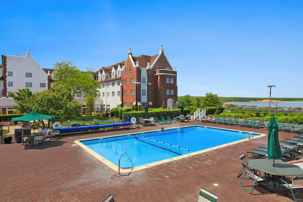 Montauk Manor Hotel Eksteriør billede The swimming pool at the hotel