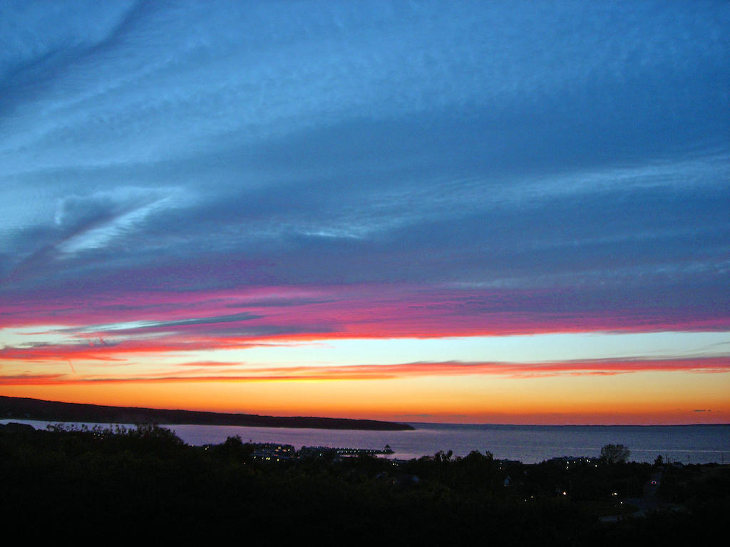 Montauk Manor Hotel Eksteriør billede Sunset over the Gulf of Riga