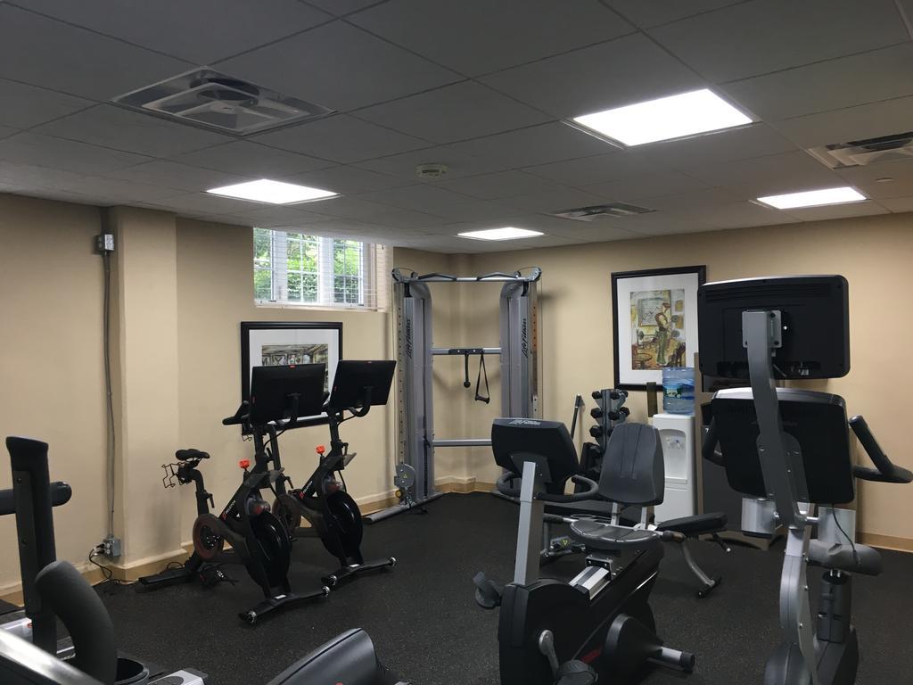 Montauk Manor Hotel Eksteriør billede The gym at the school